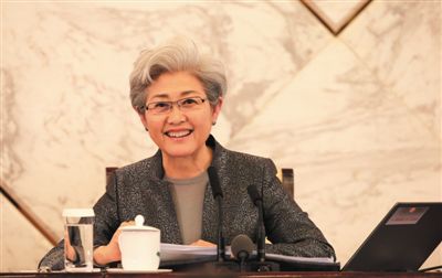 3月4日，十二屆全國人大三次會議在人民大會堂舉行新聞發(fā)布會，大會發(fā)言人傅瑩回答中外記者的提問。