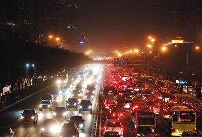 昨晚，因沙塵暴導(dǎo)致能見度低，長安街嚴重堵車。