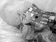 食藥監(jiān)執(zhí)法人員封存了無(wú)證水廠(chǎng)的假商標(biāo)。