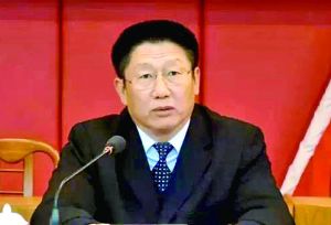 他曾身居要職，在仕途上平步青云，“連跳式”升官；他如今落馬，被查出近乎瘋狂地收受巨額利益、用公款送禮，還隱瞞“裸官”身份、在私企老板的安排下多次嫖娼、參與賭博、與多名女性通奸，被一線辦案人員形容為“五毒俱全”的干部。近日，深圳原市委常委、政法委書記蔣尊玉的貪腐歷程被披露。