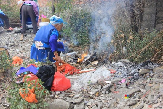 老人們準(zhǔn)備好松香紙錢等祭祀用品，虔誠祈福。