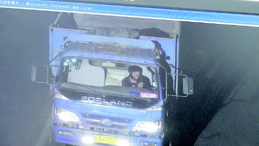 張某被抓拍到開車打手機。