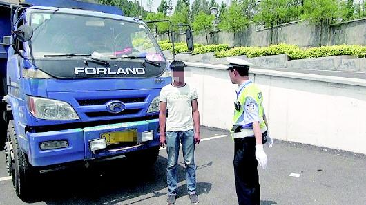 民警對持C1駕照駕駛大貨車、一年違法350余次的張某進行批評教育。