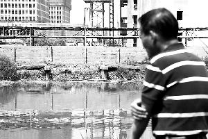 2015年6月5日，上海的古御界橋只剩橋墩和兩塊橋面。