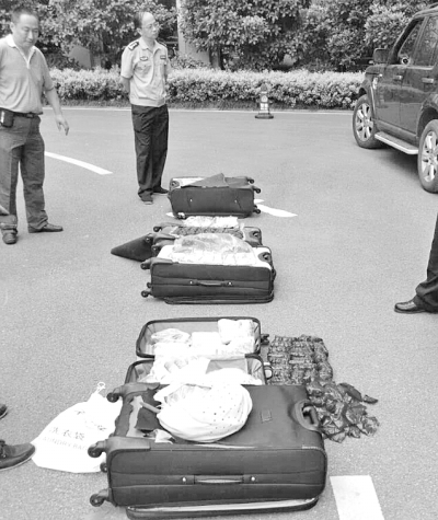 圖為民警搜出的毒品。