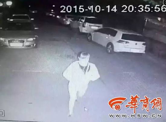 圖為事發(fā)當晚呂某從小區(qū)出來時的視頻監(jiān)控