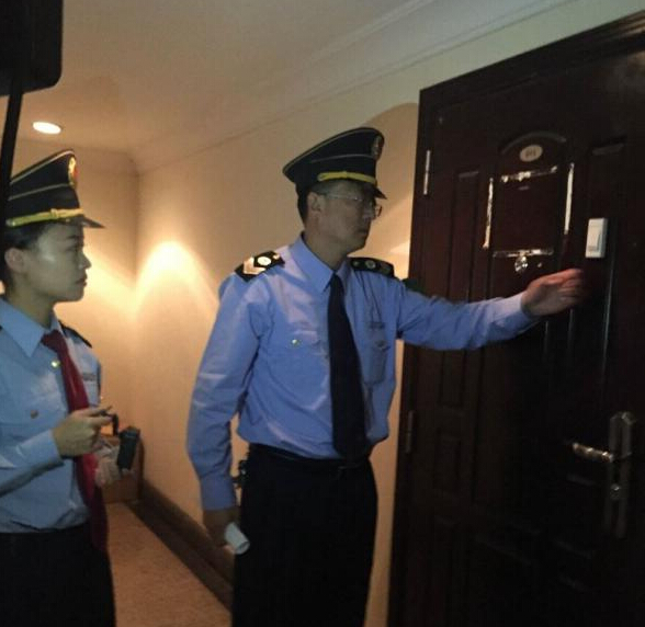 青島市衛(wèi)生監(jiān)督所的工作人員在郝愛勇診所執(zhí)法。