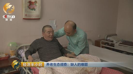 每天凌晨5點多，老姜就起床。幫老人挨個洗臉，口腔護理，換尿墊，擦身。