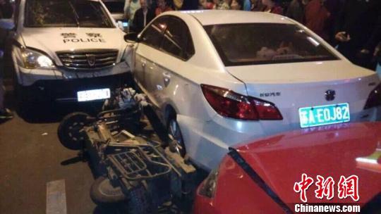 網(wǎng)友上傳的現(xiàn)場事故圖片。 網(wǎng)友拍圖 攝