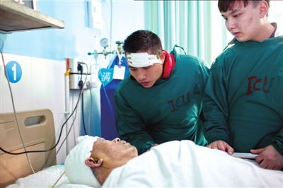 11月16日，王冬（頭部包裹紗布者）在照顧李大爺