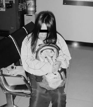 扮學生妹乞討的女子。