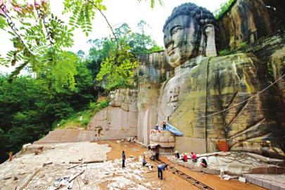 佛像雕刻現(xiàn)場。