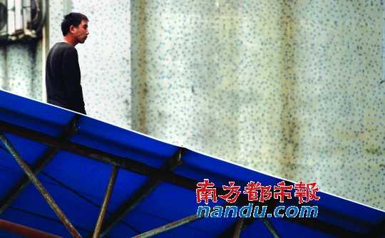 佛山一男子汽車站跳天棚死亡 稱自己頂著家里重擔 佛山一男子汽車站跳天棚死亡 稱自己頂著家里重擔