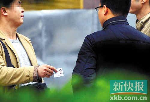 在進行了近半個月暗訪調(diào)查中，有證販子告訴記者稱，二代身份證買賣已形成產(chǎn)業(yè)鏈，不僅貨源穩(wěn)定，生意也是相當紅火?！稣褟V場附近，一名男子正向記者兜售二代身份證。