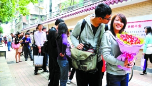 2011年11月11日，越秀區(qū)民政局，登記結(jié)婚的隊伍排了足有一百米長（資料圖片）?！∮浾唿S澄鋒攝