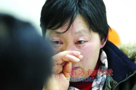 　　聽聞判決結(jié)果，被害人母親楊書會控制不住眼淚。南都記者徐文閣攝