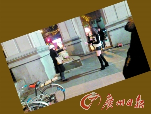 黑衣女拿著剪刀指著“保時(shí)捷女孩”。