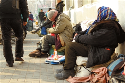 昨天，仍有流浪人員在路邊居留。本報記者譚青攝/視頻