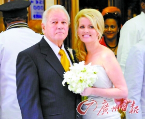 二00一年，埃德文和特里娜舉行婚禮。