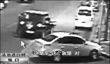 事發(fā)現(xiàn)場監(jiān)控錄像顯示，白圈內(nèi)的被害人老丁，正在牧馬人越野車旁收費。 圖片來自電視截圖