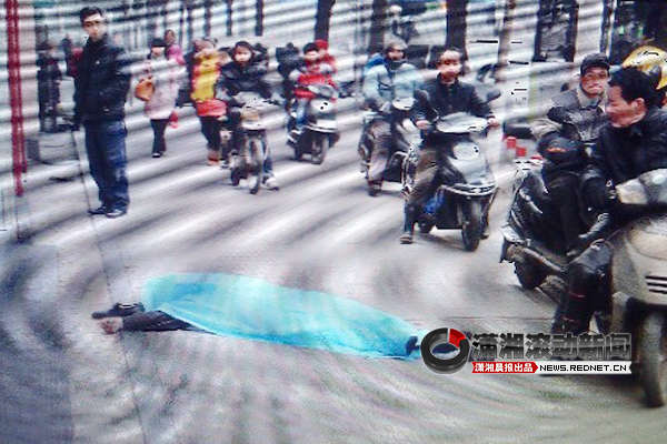 2月4日早上8時(shí)30分許，長沙人民中路255號一棟住宅樓露天樓梯6樓頂部，一名三十多歲的中年男子跳下