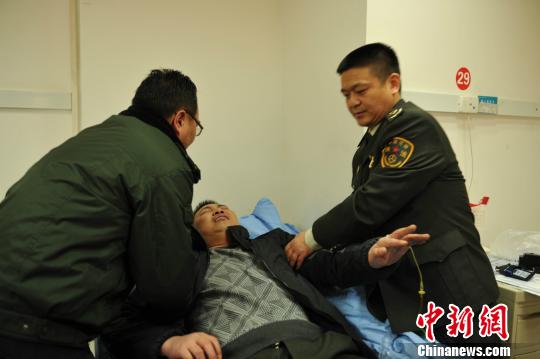 被“黑車”頂跑近5公里的執(zhí)法隊員周應(yīng)鑄被送至醫(yī)院急救?！￠Z成全　攝