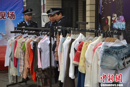 警方展示的部分被盜服裝?！∷瘟⒊z