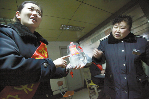 　車站人員在講述當時情況，一桶5斤的白酒已被喝掉大半記者周杰攝