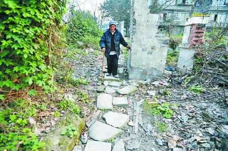 昨日，大渡口區(qū)，徐建高老人走在他鋪成的石子路上。 記者 張路橋 攝