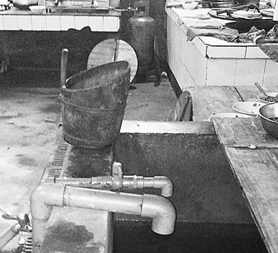 在鎮(zhèn)機關食堂，洗菜煮飯都用自來水。