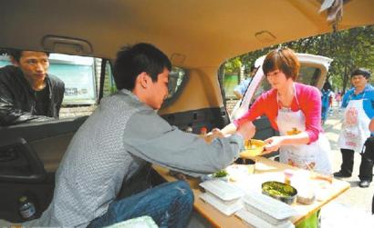 四川宜賓：大學生情侶開越野賣涼面引熱議