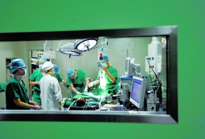 昨晚，醫(yī)生為小進(jìn)進(jìn)做截肢手術(shù)。