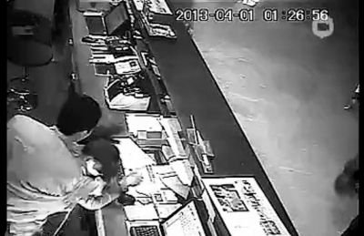 第三名白衣男子沖進(jìn)柜臺(tái)內(nèi)對(duì)女服務(wù)員一頓拳打腳踢。