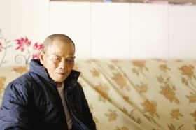 4月15日，劉爹爹的一只眼睛上有明顯的淤青。