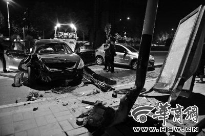 司機(jī)酒駕拖行市民上百米 面對盤問保持笑容(圖) 司機(jī)酒駕拖行市民上百米 面對盤問保持笑容(圖)