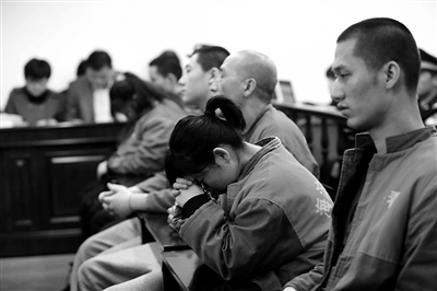 昨日，因涉嫌誘騙男網(wǎng)友進(jìn)行高額消費(fèi)，海淀區(qū)一咖啡廳負(fù)責(zé)人及“吧女”等14人受審。新京報(bào)記者 王貴彬 攝