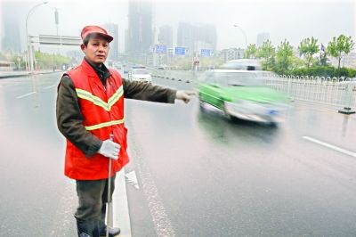 　肖慶旭師傅在事發(fā)地點(diǎn)講述經(jīng)過(guò)。記者李銳 攝