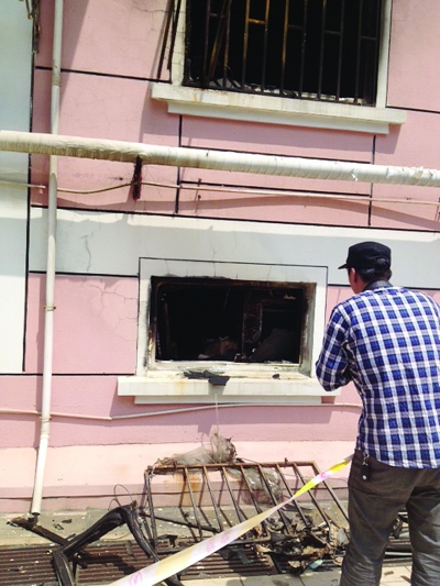 窗戶被燒得面目全非。