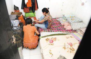 在米家崖一民房內(nèi)，母親蹲在地上幫身陷傳銷的女兒穿鞋，但遭到女兒拒絕