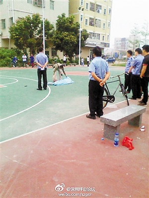 事發(fā)后，警方趕往現(xiàn)場進行處理。圖片來源于微博