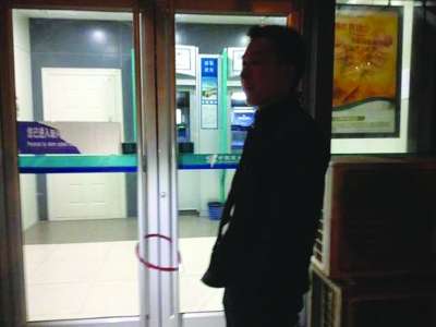 夏先生拿防盜鎖鎖了銀行門(mén)。