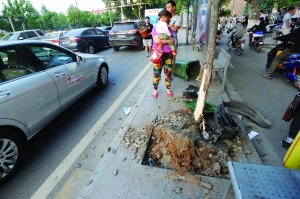 幸虧轎車撞到香樟樹上停了下來,否則后果更嚴(yán)重。