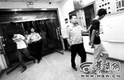 三人搶劫孕婦后，被警方和群眾合力抓獲 王警/攝