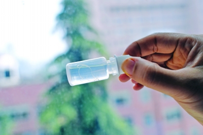 眼睛總發(fā)癢，1歲女童眼中挑出9條活蟲