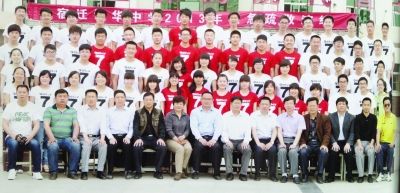 大家來找找，兩幅圖中有13人完全一致，你能找出來嗎？