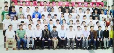 個不同班級的畢業(yè)照，前排除了最左邊一位老師外，完全一致。