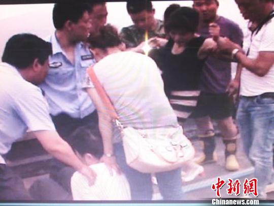 宗德宇緩緩靠近跳樓女子?！O程　攝