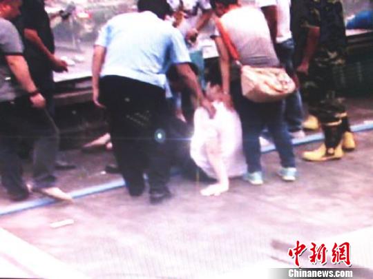 宗德宇緩緩靠近跳樓女子?！O程　攝