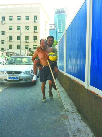 “謝謝，我們身上灰多，怕把車弄臟了”