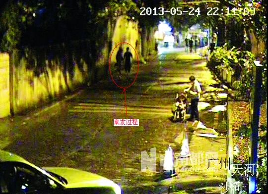 監(jiān)控視頻中（紅圈處），男子尾隨女學(xué)生試圖進(jìn)行猥褻。通訊員供圖